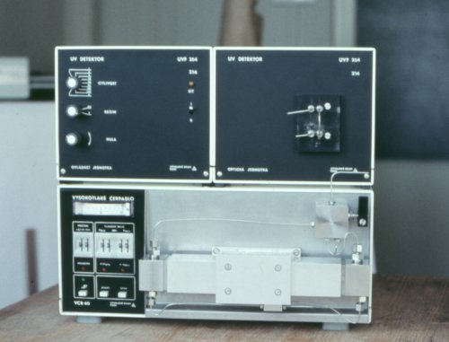 Liquid chromatog chromatography pump VCR 40 and detector UVF 254 (1988)